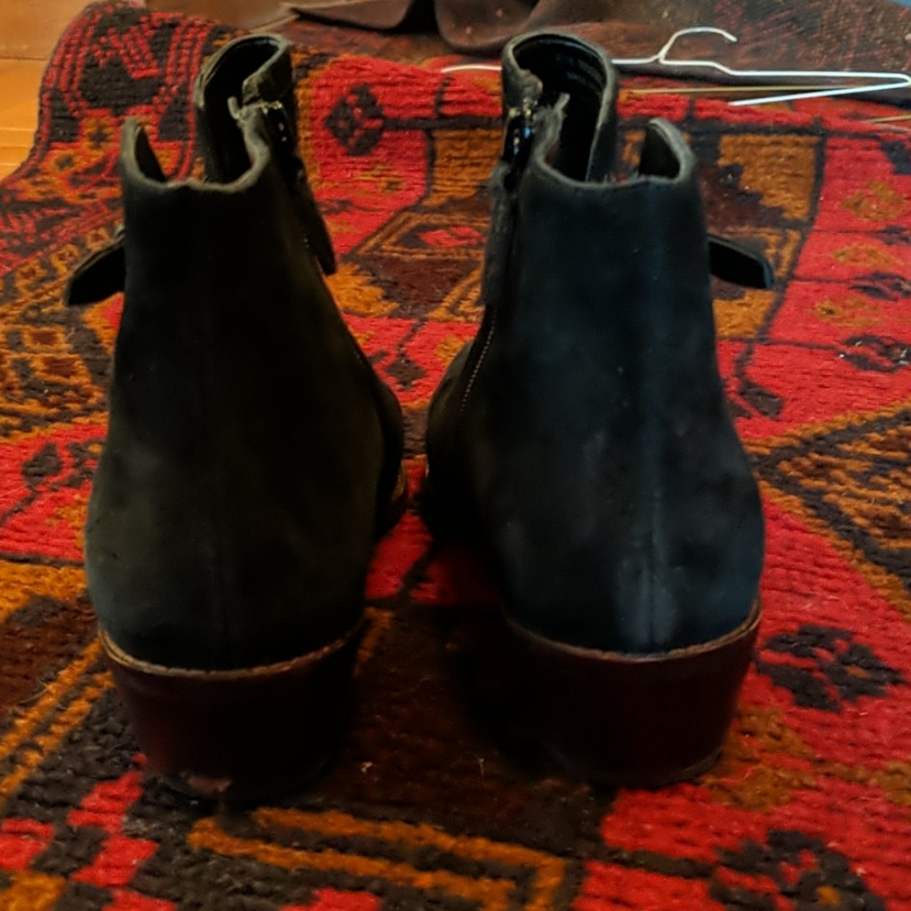 Cole has boots - Picture 5 of 6